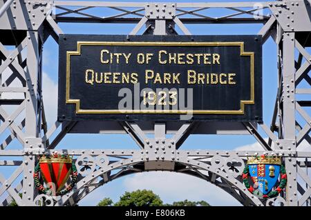 Gedenktafel an den Fluss Dee Hängebrücke aka Queens Park Hängebrücke, Chester, Cheshire, England, UK, Westeuropa. Stockfoto