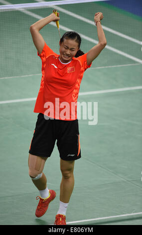 Incheon, Südkorea. 27. Sep, 2014. Wang Yihan aus China feiert nach der Frauen Singles Halbfinale Badminton gegen Bae Yeonju in Südkorea bei den 17. Asian Games in Incheon, Südkorea, 27. September 2014. Wang Yihan gewann 2: 1. © Ihr Pingfan/Xinhua/Alamy Live-Nachrichten Stockfoto