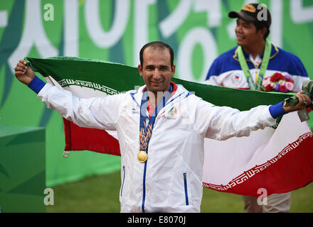 Incheon, Südkorea. 27. Sep, 2014. Goldmedaillengewinner Ebadi Esmaeil Iran feiert nach der Verleihung der compound Herren Spiel Bogenschießen Wettbewerb bei den 17. Asian Games in Incheon, Südkorea, 27. September 2014. © Wang Peng/Xinhua/Alamy Live-Nachrichten Stockfoto