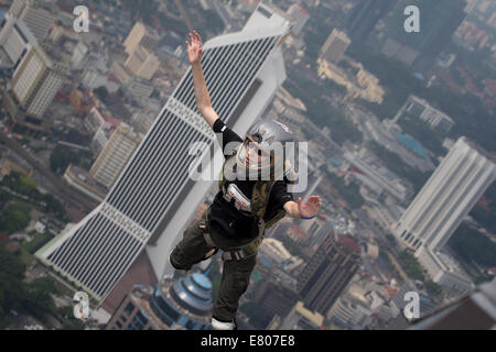 Kuala Lumpur, Malaysia. 27. September 2014. KL-Tower-BASE-Jump 2014 ist eine jährliche Veranstaltung der Kuala Lumpur Tower, der internationalen und nationalen Zuschauer angezogen haben. Bildnachweis: Sharkawi Che Din/Alamy Live-Nachrichten Stockfoto