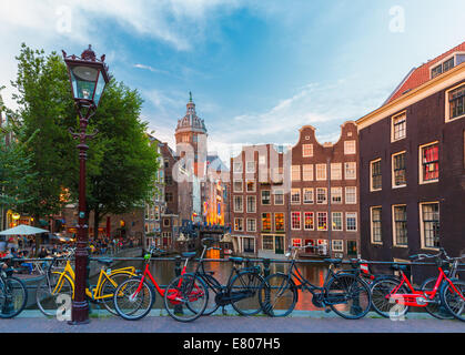 Nacht-Stadtansicht von Amsterdam Canal, Brücke und typische Häuser, Holland, Niederlande. Langzeitbelichtung. Stockfoto