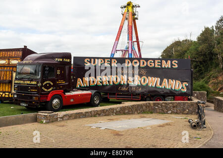 Sidmouth, Devon, England.  Ein großer Anderton & Rowlands Transport artikuliert LKW für ihre Autoscooter auf der Messe abgestellt. Stockfoto