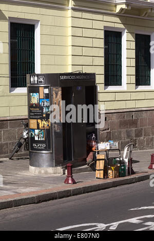 Öffentliche Toilette ausgestattet mit Trinkwasser auf Jose Mejia-Straße im Zentrum Stadt in Quito, Ecuador Stockfoto