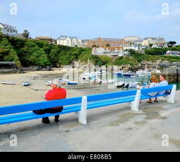 Menschen genießen die Aussicht in Newquay Hafen Cornwall England uk Stockfoto