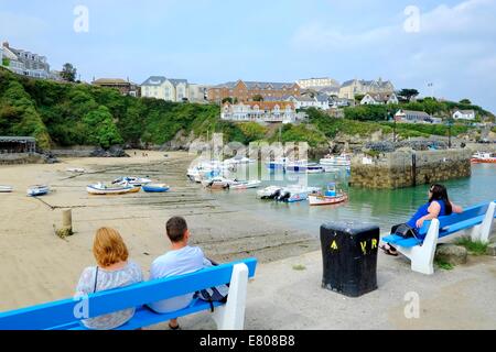 Menschen genießen die Aussicht in Newquay Hafen Cornwall England uk Stockfoto