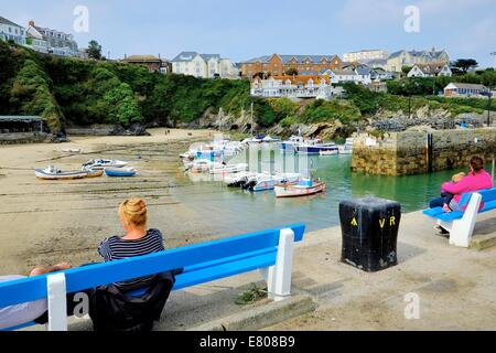 Menschen genießen die Aussicht in Newquay Hafen Cornwall England uk Stockfoto