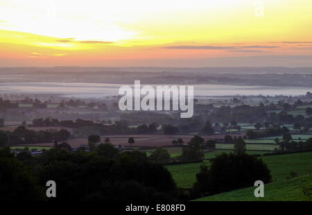 Südlichen Wingfield, Derbyshire, UK. 27. September 2014. Nebligen Morgen in Derbyshire Peak District, niedrige Verlegung Nebel über South Wingfield. Bildnachweis: IFIMAGE/Alamy Live-Nachrichten Stockfoto