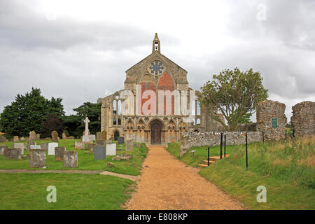 Ein Blick auf die Westfassade des Binham Priory Church of St Mary und die Heilig-Kreuz, Norfolk, England, Vereinigtes Königreich. Stockfoto