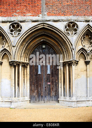 Ein Blick auf die West-Tür zu Binham Priory Kirche, Norfolk, England, Vereinigtes Königreich. Stockfoto