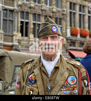 Brüssel, Belgien-SEPTEMBER 15, 2013: Unidentified Reconstructor in Militäruniform der Krieg Mal Posen am Grand Place Stockfoto