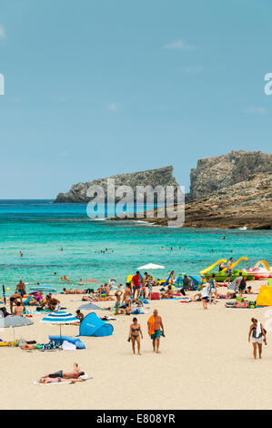 Sonnenbaden am Strand von Cala Mesquida auf Mallorca Urlauber Stockfoto