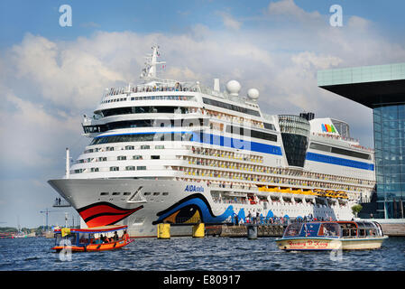 AMSTERDAM, ca. AUGUST, 2014:Tourists Grüße auf Kreuzfahrt Schiff Aida Stella 253 Meter gut und alle sind erkennbar weil sie Stockfoto