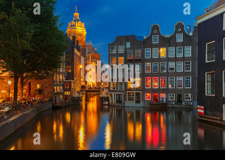 Nacht-Stadtansicht von Amsterdam Canal, Brücke und typische Häuser, Holland, Niederlande. Langzeitbelichtung. Stockfoto