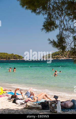 Sonnenanbeter liegen am Strand von Formentor auf Mallorca Stockfoto