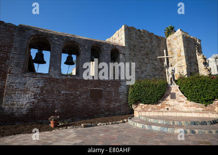 Statue von Pater Junipero Serra und indischen Jungen, Mission San Juan Capistrano, Stadt von San Juan Capistrano, California Stockfoto