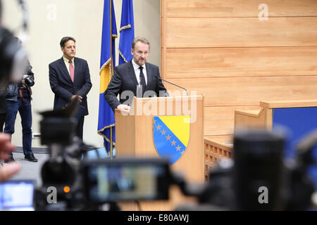 Sarajevo, Bosnien und Herzegowina. 27. Sep, 2014. Chairman of Bosnian Presidency Bakir Izetbegovic (R) spricht bei einer Trauerzeremonie für Sulejman Tihic, gestorben am 25 September, vor der parlamentarischen Gebäude in Sarajevo, Bosnien und Herzegowina, am 27. September 2014. Bildnachweis: Haris Memija/Xinhua/Alamy Live-Nachrichten Stockfoto