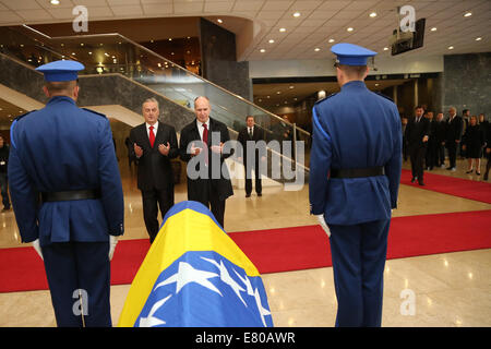 Sarajevo, Bosnien und Herzegowina. 27. Sep, 2014. Minister für auswärtige Angelegenheiten von Bosnien und Herzegowina Zlatko Lagumdzija (2. L) betet vor Sarg von Sulejman Tihic in das Parlamentsgebäude in Sarajevo, Bosnien und Herzegowina, am 27. September 2014. Bildnachweis: Haris Memija/Xinhua/Alamy Live-Nachrichten Stockfoto