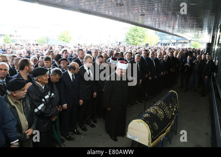 Sarajevo, Bosnien und Herzegowina. 27. Sep, 2014. Bosnien und Herzegowina (BiH) hält eine Zeremonie für Sulejman Tihic, gestorben am 25 September, vor der parlamentarischen ausgehend, in Sarajevo, Bosnien und Herzegowina, 27. September 2014. Bildnachweis: Haris Memija/Xinhua/Alamy Live-Nachrichten Stockfoto