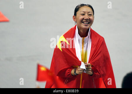 Incheon, Südkorea. 27. Sep, 2014. Li Zhenzhu China feiert nach der Frauen 3.000 m Hindernis Finale match der Leichtathletik bei den 17. Asian Games in Incheon, Südkorea, 27. September 2014. © Gong Lei/Xinhua/Alamy Live-Nachrichten Stockfoto