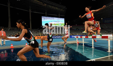 Incheon, Südkorea. 27. Sep, 2014. Li Zhenzhu (R) von China tritt während der Frauen 3.000 m Hindernislauf Endspiel der Leichtathletik bei den 17. Asian Games in Incheon, Südkorea, 27. September 2014. © Lin Yiguang/Xinhua/Alamy Live-Nachrichten Stockfoto