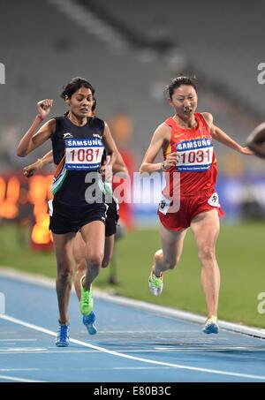 Incheon, Südkorea. 27. Sep, 2014. Li Zhenzhu (R) von China tritt während der Frauen 3.000 m Hindernislauf Endspiel der Leichtathletik bei den 17. Asian Games in Incheon, Südkorea, 27. September 2014. © Lui Siu Wai/Xinhua/Alamy Live-Nachrichten Stockfoto