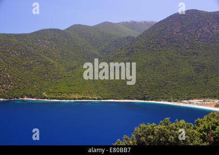 Atemberaubende Landschaft, blauen Meer, weißer Sandstrand, üppig grünen Hügeln, Natur, es ist am besten. Stockfoto