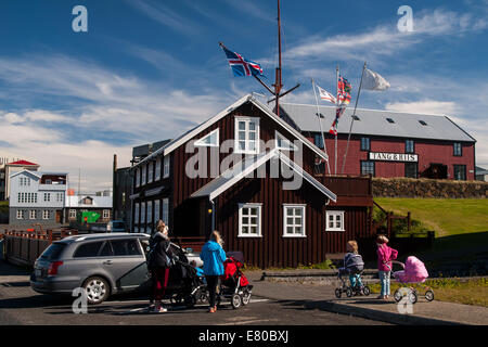 Das Dorf, die Bucht und Hafen Stykkishólmur. Vesturland Region. Snafellsnes Halbinsel, Island, Europa Stockfoto