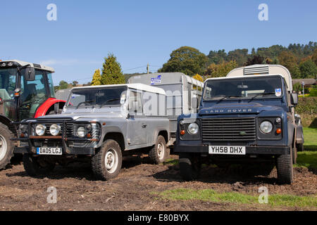 Land Rover Defender 4 X 4 landwirtschaftliche Fahrzeuge in Großbritannien. Stockfoto