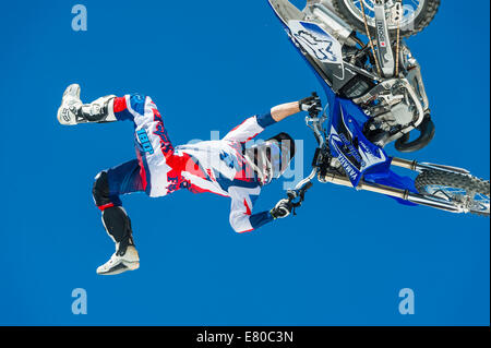 Zürich, Schweiz. 27. Sep, 2014. Wo ist mein Fahrrad??? Jey Rouanet (FRA) hat alles im Griff bei der FMX Freestyle Moto Stil Sitzung "Freestyle.ch', Europas grösste Freestyle-Event in Zürich zu überqueren. Bildnachweis: Erik Tham/Alamy Live-Nachrichten Stockfoto