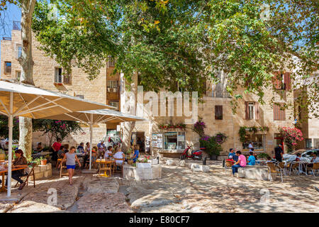 Plätzchen mit Souvenirläden, Bars und Restaurants im Freien im Schatten der Bäume im jüdischen Viertel von Jerusalem, Israel. Stockfoto