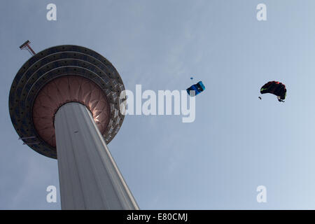 Kuala Lumpur, Malaysia. 27. September 2014. KL-Tower-BASE-Jump 2014 ist eine jährliche Veranstaltung der Kuala Lumpur Tower, der internationalen und nationalen Zuschauer angezogen haben. Bildnachweis: Sharkawi Che Din/Alamy Live-Nachrichten Stockfoto