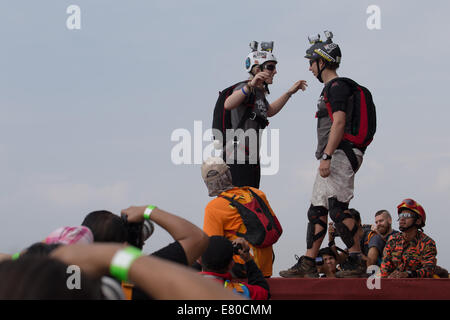 Kuala Lumpur, Malaysia. 27. September 2014. KL-Tower-BASE-Jump 2014 ist eine jährliche Veranstaltung der Kuala Lumpur Tower, der internationalen und nationalen Zuschauer angezogen haben. Der Pullover ist bereit, den Sprung zu wagen. Bildnachweis: Sharkawi Che Din/Alamy Live-Nachrichten Stockfoto