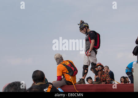 Kuala Lumpur, Malaysia. 27. September 2014. KL-Tower-BASE-Jump 2014 ist eine jährliche Veranstaltung der Kuala Lumpur Tower, der internationalen und nationalen Zuschauer angezogen haben. Der Pullover ist bereit, den Sprung zu wagen. Bildnachweis: Sharkawi Che Din/Alamy Live-Nachrichten Stockfoto