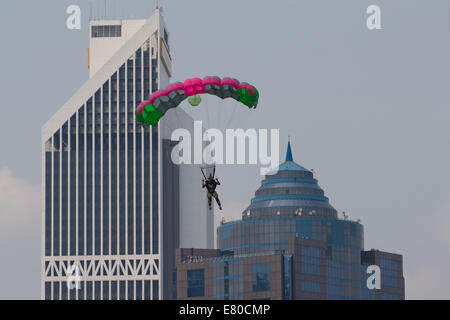 Kuala Lumpur, Malaysia. 27. September 2014. KL-Tower-BASE-Jump 2014 ist eine jährliche Veranstaltung der Kuala Lumpur Tower, der internationalen und nationalen Zuschauer angezogen haben. Eines der Jumper landete in offenen Bereichen des Kuala Lumpur Tower. Bildnachweis: Sharkawi Che Din/Alamy Live-Nachrichten Stockfoto