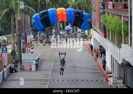 Kuala Lumpur, Malaysia. 27. September 2014. KL-Tower-BASE-Jump 2014 ist eine jährliche Veranstaltung der Kuala Lumpur Tower, der internationalen und nationalen Zuschauer angezogen haben. Eines der Jumper landete in offenen Bereichen des Kuala Lumpur Tower. Bildnachweis: Sharkawi Che Din/Alamy Live-Nachrichten Stockfoto