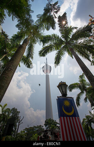 Kuala Lumpur, Malaysia. 27. September 2014. KL-Tower-BASE-Jump 2014 ist eine jährliche Veranstaltung der Kuala Lumpur Tower, der internationalen und nationalen Zuschauer angezogen haben. Kuala Lumpur Tower-Blick vom öffentlichen Parkplatz. Bildnachweis: Sharkawi Che Din/Alamy Live-Nachrichten Stockfoto