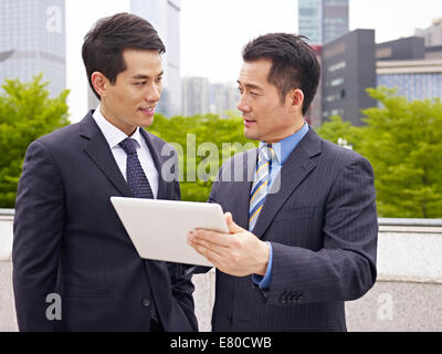 asiatische Unternehmer sprechen im freien Stockfoto