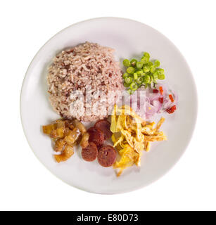 Gemischter Reis mit Garnelen paste auf weiße Schale und Hintergrund zu isolieren Stockfoto