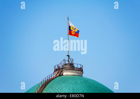 Russische Flagge auf Senat Palast im Moskauer Kreml Stockfoto