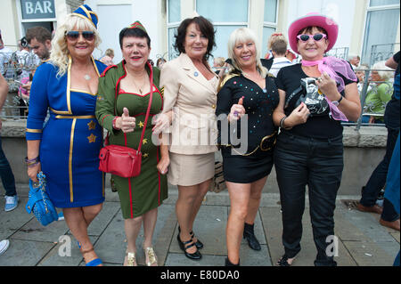 Porthcawl, Glamorgan, Wales, UK. 27. September 2014. Elvis Fans tragen Kostüm. Zehntausende, die Elvis Presley Fans auf der kleinen walisischen Küste Stadt von Porthcawl in South Wales für eine dreitägige Feier aller Dinge Elvis und Elvis Tribute-Künstler auf dem größten Festival seiner Art in Europa hören absteigen. Bildnachweis: Graham M. Lawrence/Alamy Live-Nachrichten. Stockfoto