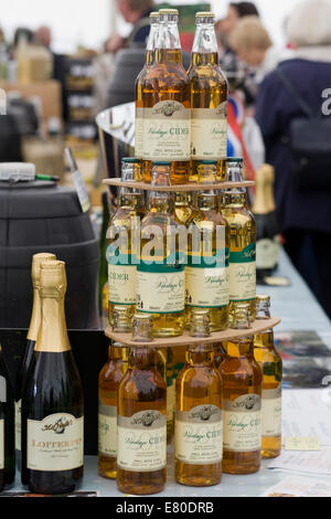 Flaschen von Vintage Apfelwein auf dem display Stockfoto