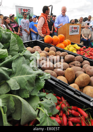 San Antonio, Texas, USA. 26. September 2014. Senator JOHN CORNYN, R - Tx., spricht und Touren San Antonio Food Bank und hilft ihnen ihre '' Herbst Ernte '' Fundraising-Kampagne zu starten. Bildnachweis: Robin Jerstad/ZUMA Draht/Alamy Live-Nachrichten Stockfoto