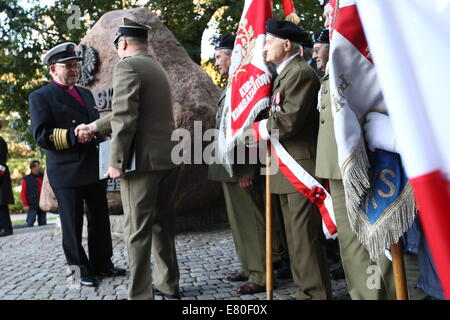 Danzig, Polen 27. September 2014 wird der Tag des polnischen Untergrundstaates 75 Jahre nach illegalen Aktivität im besetzten Polen ins Leben gerufen wurde gedacht. WWII Veteranen nehmen Teil an der Zeremonie unter dem Denkmal des polnischen Untergrundstaates in Danzig. Bildnachweis: Michal Fludra/Alamy Live-Nachrichten Stockfoto