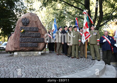 Danzig, Polen 27. September 2014 wird der Tag des polnischen Untergrundstaates 75 Jahre nach illegalen Aktivität im besetzten Polen ins Leben gerufen wurde gedacht. WWII Veteranen nehmen Teil an der Zeremonie unter dem Denkmal des polnischen Untergrundstaates in Danzig. Bildnachweis: Michal Fludra/Alamy Live-Nachrichten Stockfoto