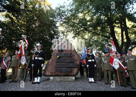 Danzig, Polen 27. September 2014 wird der Tag des polnischen Untergrundstaates 75 Jahre nach illegalen Aktivität im besetzten Polen ins Leben gerufen wurde gedacht. WWII Veteranen nehmen Teil an der Zeremonie unter dem Denkmal des polnischen Untergrundstaates in Danzig. Bildnachweis: Michal Fludra/Alamy Live-Nachrichten Stockfoto