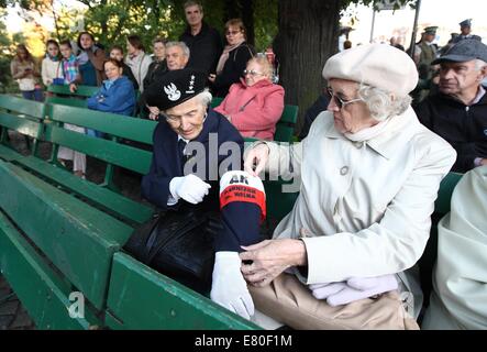 Danzig, Polen 27. September 2014 wird der Tag des polnischen Untergrundstaates 75 Jahre nach illegalen Aktivität im besetzten Polen ins Leben gerufen wurde gedacht. WWII Veteranen nehmen Teil an der Zeremonie unter dem Denkmal des polnischen Untergrundstaates in Danzig. Bildnachweis: Michal Fludra/Alamy Live-Nachrichten Stockfoto