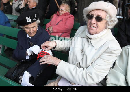 Danzig, Polen 27. September 2014 wird der Tag des polnischen Untergrundstaates 75 Jahre nach illegalen Aktivität im besetzten Polen ins Leben gerufen wurde gedacht. WWII Veteranen nehmen Teil an der Zeremonie unter dem Denkmal des polnischen Untergrundstaates in Danzig. Bildnachweis: Michal Fludra/Alamy Live-Nachrichten Stockfoto