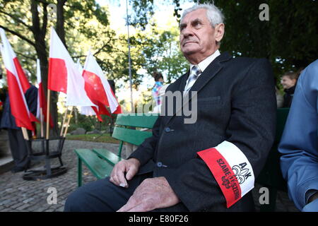 Danzig, Polen 27. September 2014 wird der Tag des polnischen Untergrundstaates 75 Jahre nach illegalen Aktivität im besetzten Polen ins Leben gerufen wurde gedacht. WWII Veteranen nehmen Teil an der Zeremonie unter dem Denkmal des polnischen Untergrundstaates in Danzig. Bildnachweis: Michal Fludra/Alamy Live-Nachrichten Stockfoto