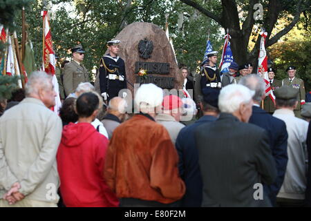 Danzig, Polen 27. September 2014 wird der Tag des polnischen Untergrundstaates 75 Jahre nach illegalen Aktivität im besetzten Polen ins Leben gerufen wurde gedacht. WWII Veteranen nehmen Teil an der Zeremonie unter dem Denkmal des polnischen Untergrundstaates in Danzig. Bildnachweis: Michal Fludra/Alamy Live-Nachrichten Stockfoto