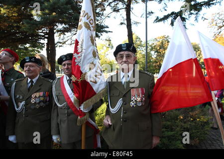 Danzig, Polen 27. September 2014 wird der Tag des polnischen Untergrundstaates 75 Jahre nach illegalen Aktivität im besetzten Polen ins Leben gerufen wurde gedacht. WWII Veteranen nehmen Teil an der Zeremonie unter dem Denkmal des polnischen Untergrundstaates in Danzig. Bildnachweis: Michal Fludra/Alamy Live-Nachrichten Stockfoto